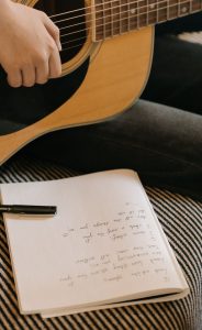 Paroliers Chansons - pexels-cottonbro-4708882 (reduite)